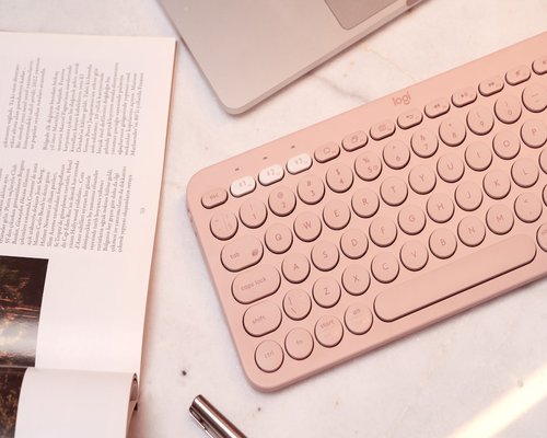 minimalist office desk organization